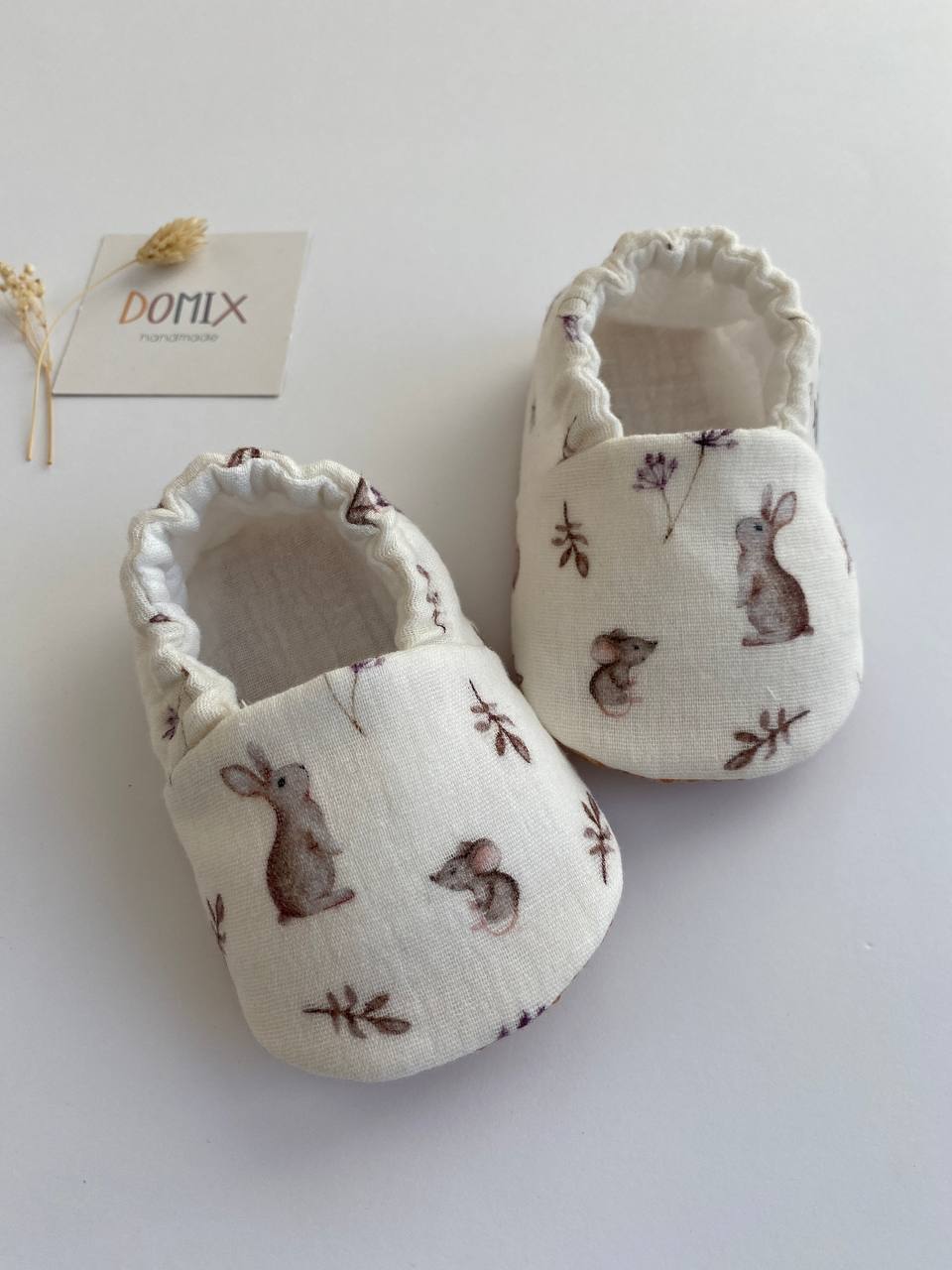 Handgemachte Baby-Musselinstiefel – Weiche Neugeborenen-Hausschuhe aus Baumwolle mit Hasenmotiv
