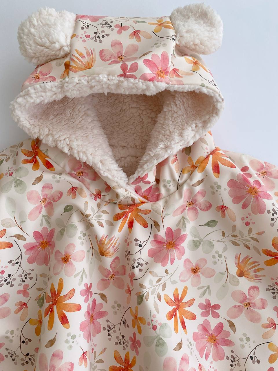 Poncho à capuche fleuri pour bébés et tout-petits, fait main en Suisse