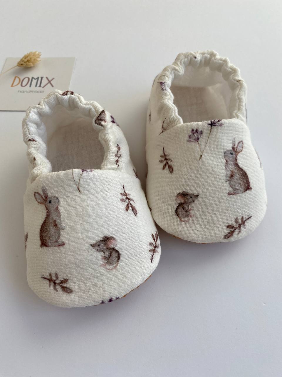 Handgemachte Baby-Musselinstiefel – Weiche Neugeborenen-Hausschuhe aus Baumwolle mit Hasenmotiv
