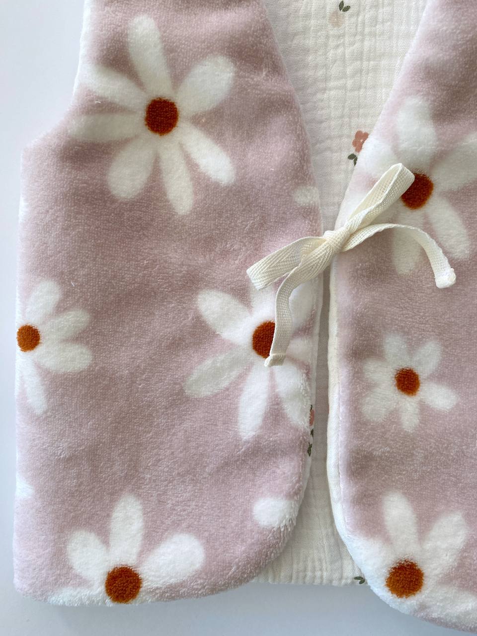 Gilet bébé fleuri – Couche douce et réversible