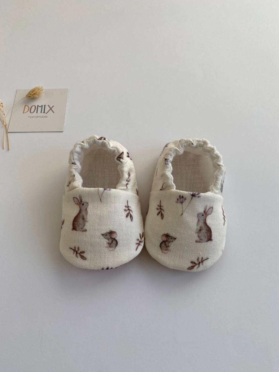 Handgemachte Baby-Musselinstiefel – Weiche Neugeborenen-Hausschuhe aus Baumwolle mit Hasenmotiv
