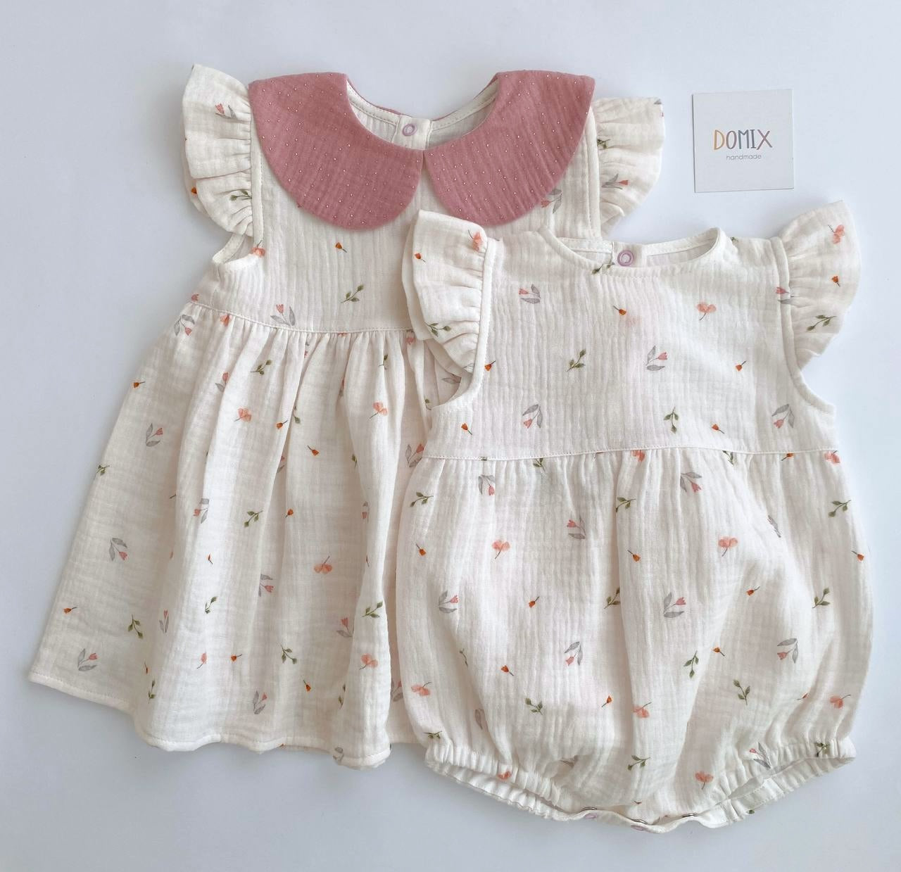 Blumenkleid mit rosa Kragen